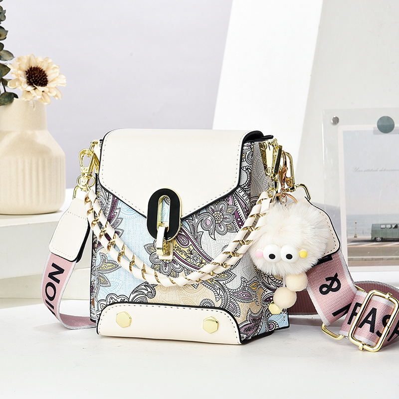 Crossbody taška na telefón z PVC, mestský minimalistický štýl, horizontálny štvorcový tvar, zapínanie na zámok, vnútorná priehradka