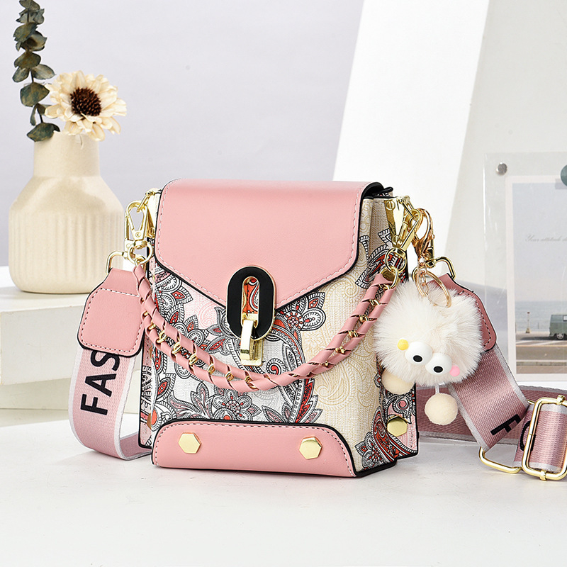 Crossbody taška na telefón z PVC, mestský minimalistický štýl, horizontálny štvorcový tvar, zapínanie na zámok, vnútorná priehradka