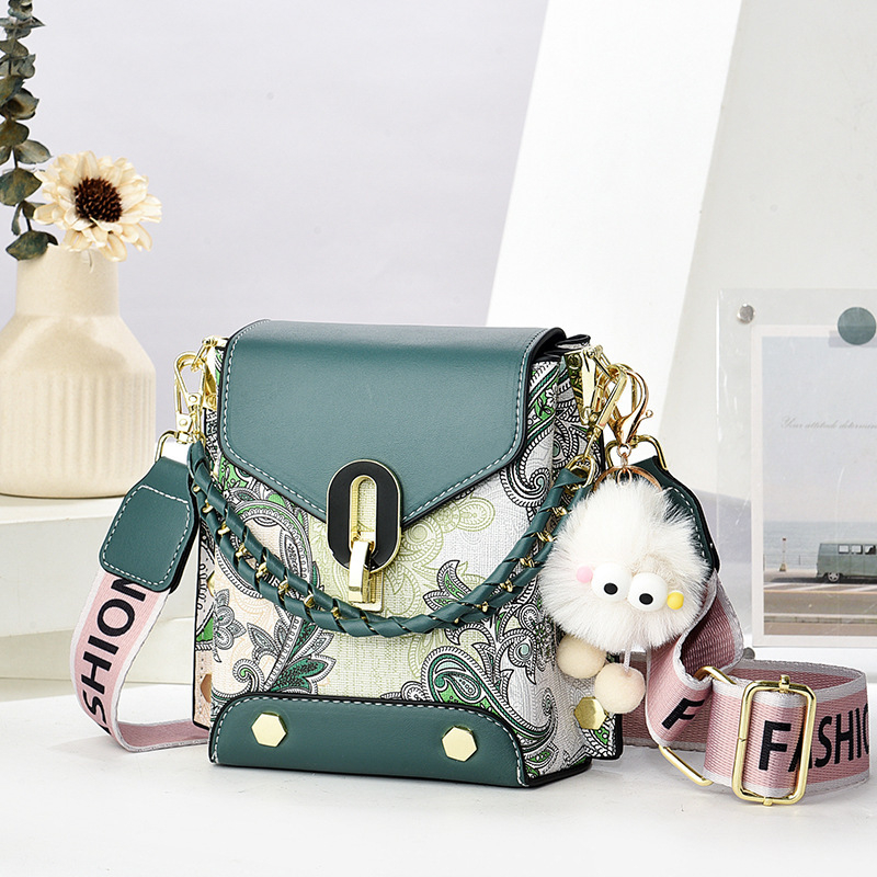 Crossbody taška na telefón z PVC, mestský minimalistický štýl, horizontálny štvorcový tvar, zapínanie na zámok, vnútorná priehradka