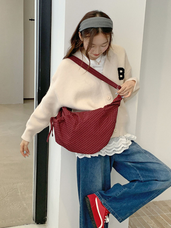 Croissant crossbody torba, vanjski dio od najlona, podstava od platna, zatvaranje zipom, velika kapaciteta