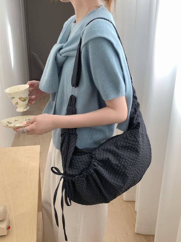 Croissant crossbody torba, vanjski dio od najlona, podstava od platna, zatvaranje zipom, velika kapaciteta