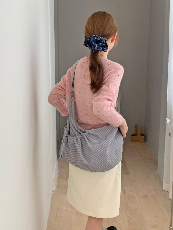 Croissant crossbody torba, vanjski dio od najlona, podstava od platna, zatvaranje zipom, velika kapaciteta