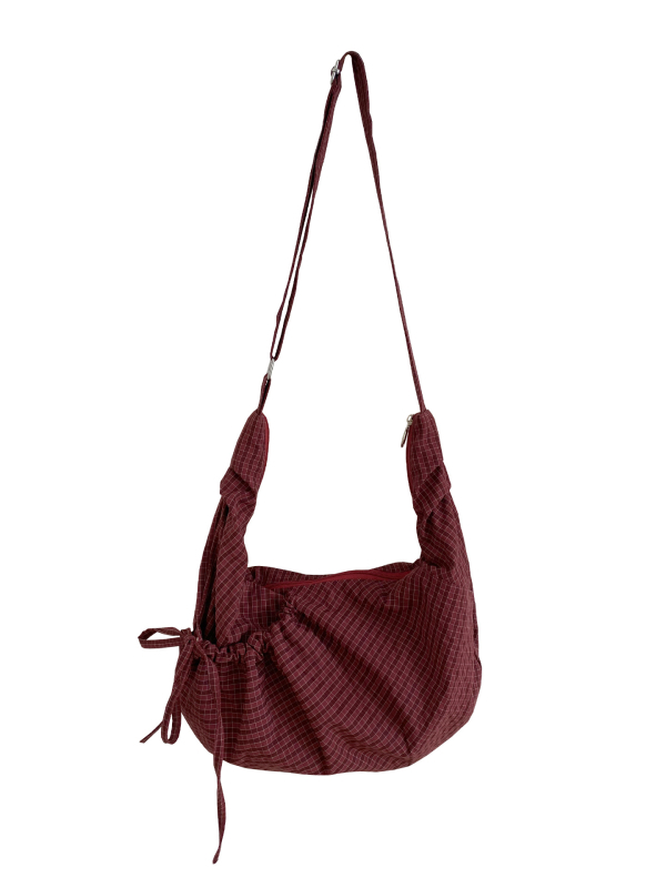 Croissant crossbody torba, vanjski dio od najlona, podstava od platna, zatvaranje zipom, velika kapaciteta