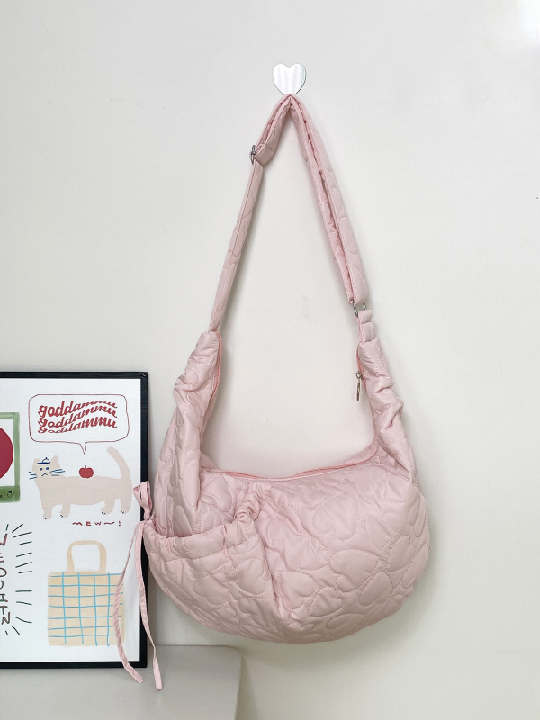 Croissant crossbody torba, vanjski dio od najlona, podstava od platna, zatvaranje zipom, velika kapaciteta