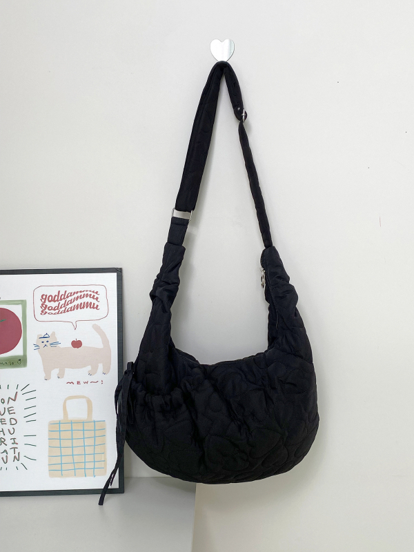 Croissant crossbody torba, vanjski dio od najlona, podstava od platna, zatvaranje zipom, velika kapaciteta