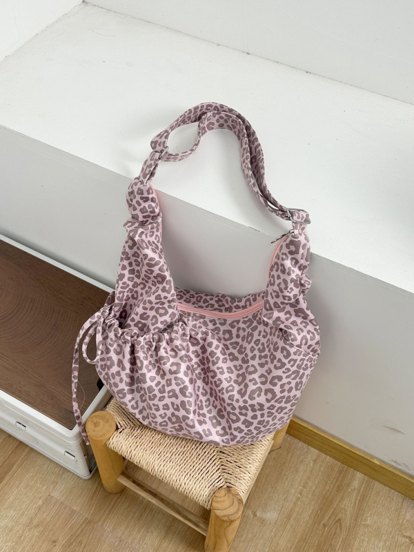 Croissant crossbody torba, vanjski dio od najlona, podstava od platna, zatvaranje zipom, velika kapaciteta