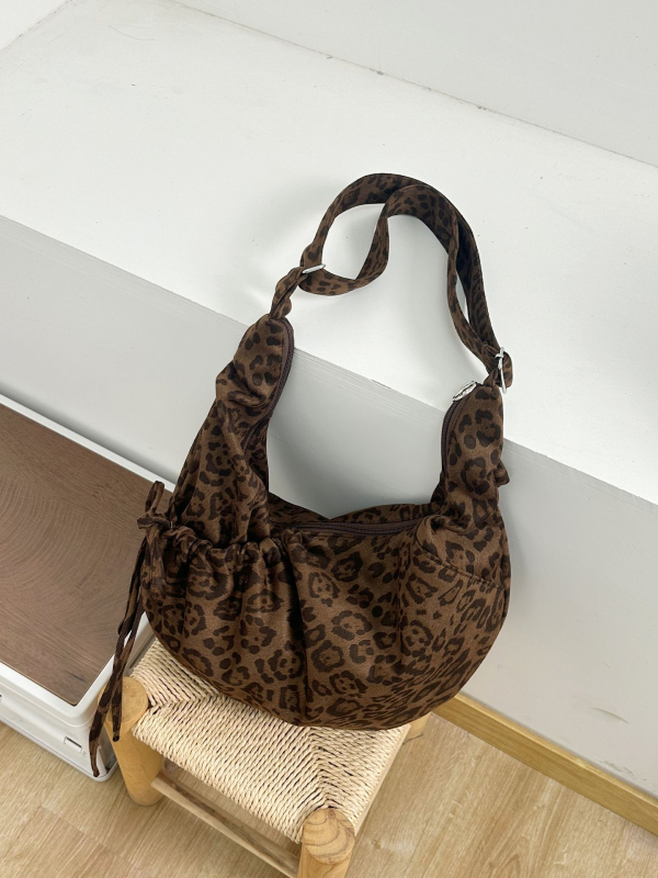 Croissant crossbody torba, vanjski dio od najlona, podstava od platna, zatvaranje zipom, velika kapaciteta