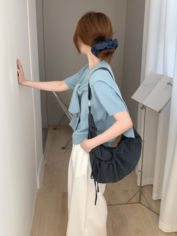 Croissant crossbody torba, vanjski dio od najlona, podstava od platna, zatvaranje zipom, velika kapaciteta
