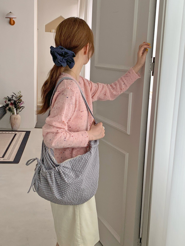 Croissant crossbody torba, vanjski dio od najlona, podstava od platna, zatvaranje zipom, velika kapaciteta