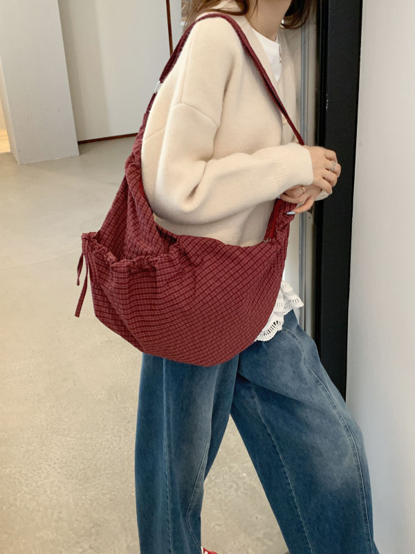 Croissant crossbody torba, vanjski dio od najlona, podstava od platna, zatvaranje zipom, velika kapaciteta