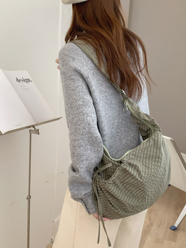 Croissant crossbody torba, vanjski dio od najlona, podstava od platna, zatvaranje zipom, velika kapaciteta