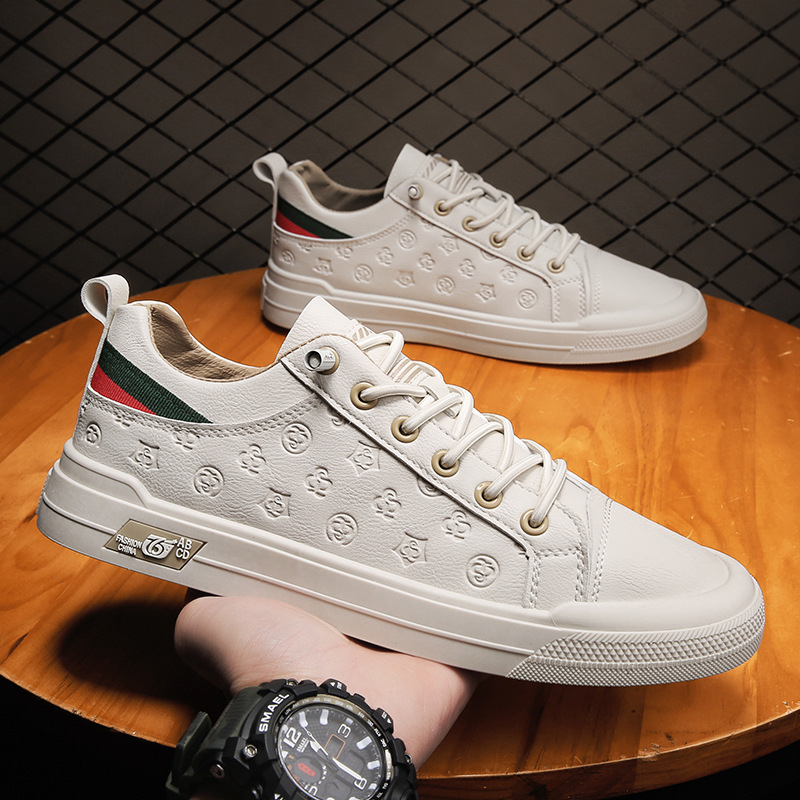 Férfi mokaszlin micro-szálas felsővel, hegyes orr, gumírozott talp, elülső pántos zárás, kényelmes viselet