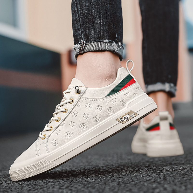 Férfi mokaszlin micro-szálas felsővel, hegyes orr, gumírozott talp, elülső pántos zárás, kényelmes viselet