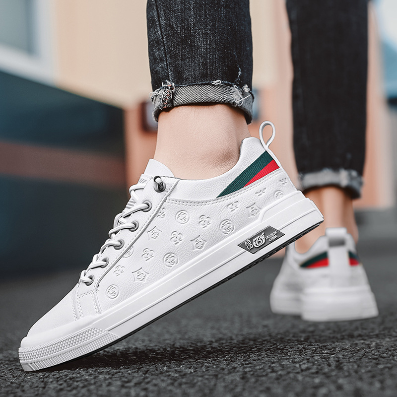 Férfi mokaszlin micro-szálas felsővel, hegyes orr, gumírozott talp, elülső pántos zárás, kényelmes viselet