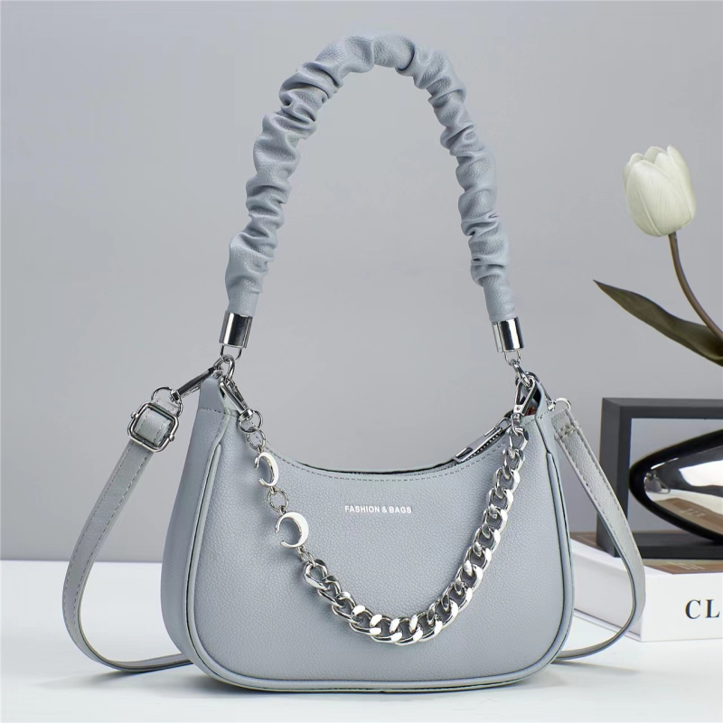 Bucket bag s jedným ramenným popruhom, PVC materiál, polyesterová podšívka, zapínanie na zips, skrytá zipsová kapsa, mestský minimalistický štýl