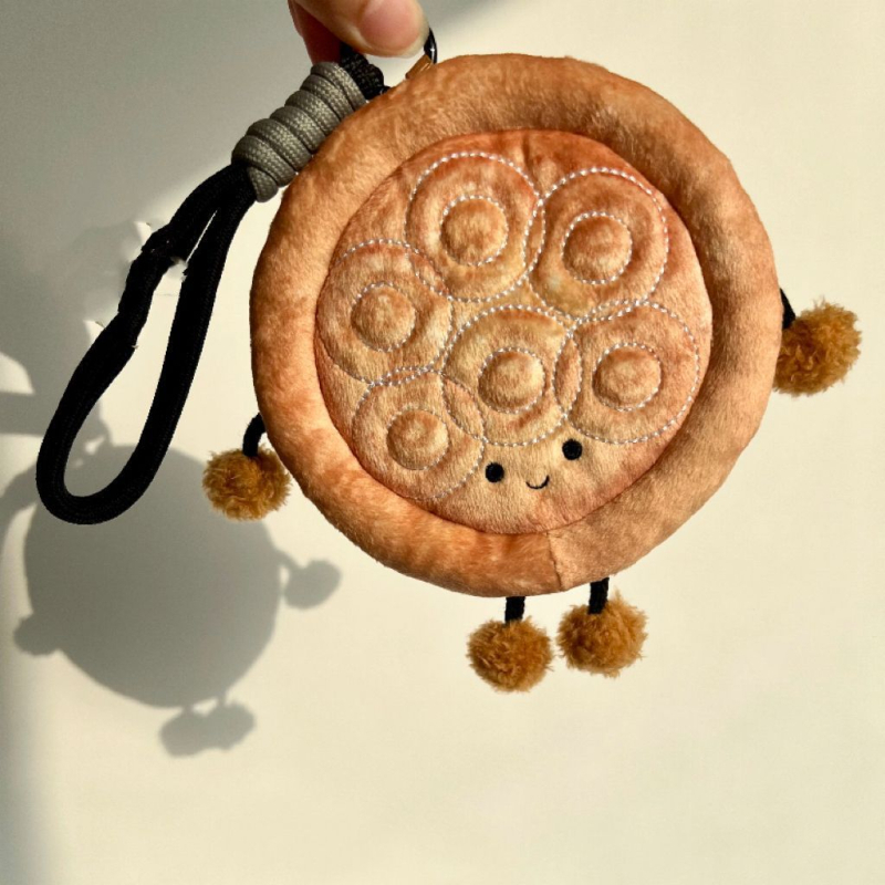 Naan alakú plüss kulcstartó, PP pamut töltet, nagyon puha rövid plüss, személyre szabható minták, 14+ életkorhoz