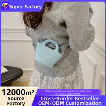 PVC taška cez rameno v tvare mušle — Nový národný štýl; materiál PVC; tvar mušle; otvorený uzáver; vrecko na telefón