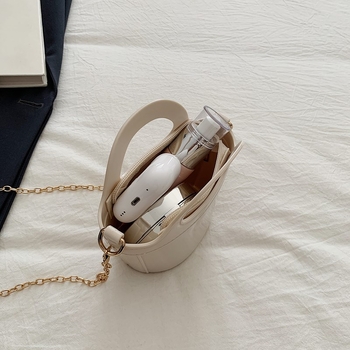 PVC taška cez rameno v tvare mušle — Nový národný štýl; materiál PVC; tvar mušle; otvorený uzáver; vrecko na telefón