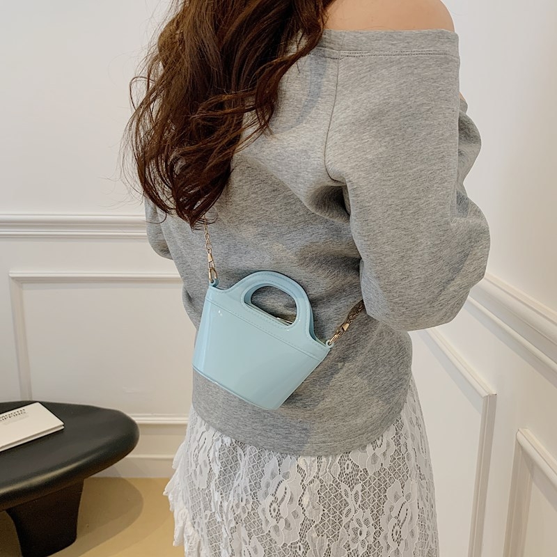 PVC taška cez rameno v tvare mušle — Nový národný štýl; materiál PVC; tvar mušle; otvorený uzáver; vrecko na telefón