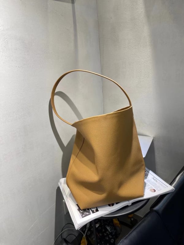 Ženska tote torba od prave kože, bucket stil, gradska moda, podstava od tkanine, unutarnji džep