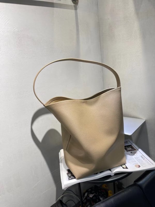 Ženska tote torba od prave kože, bucket stil, gradska moda, podstava od tkanine, unutarnji džep