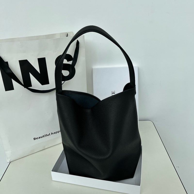 Ženska tote torba od prave kože, bucket stil, gradska moda, podstava od tkanine, unutarnji džep
