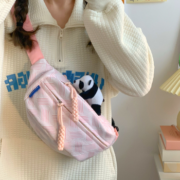 Ženska crossbody torba u urbanom stilu — najlon, proljeće 2025, zatvaranje na zip, unutarnji džepovi za telefon i dokumente