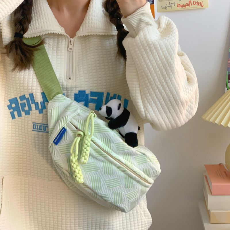 Ženska crossbody torba u urbanom stilu — najlon, proljeće 2025, zatvaranje na zip, unutarnji džepovi za telefon i dokumente