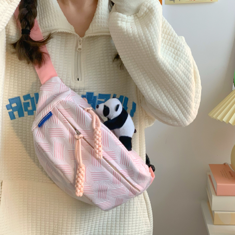 Ženska crossbody torba u urbanom stilu — najlon, proljeće 2025, zatvaranje na zip, unutarnji džepovi za telefon i dokumente