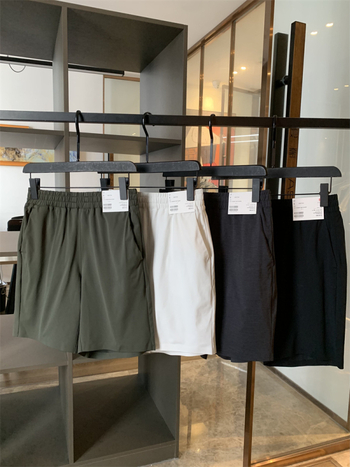 Мъжки спортни къси панталони - отвежда влагата, бързосъхнещи, еластична талия; Материя: полиестер; смеси от синтетични влакна; Дължина: къси; Кройка: права; Сезон: лято