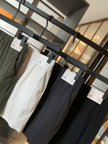 Мъжки спортни къси панталони - отвежда влагата, бързосъхнещи, еластична талия; Материя: полиестер; смеси от синтетични влакна; Дължина: къси; Кройка: права; Сезон: лято