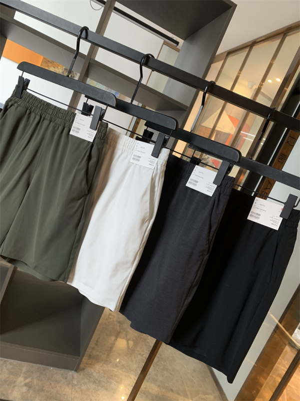 Мъжки спортни къси панталони - отвежда влагата, бързосъхнещи, еластична талия; Материя: полиестер; смеси от синтетични влакна; Дължина: къси; Кройка: права; Сезон: лято