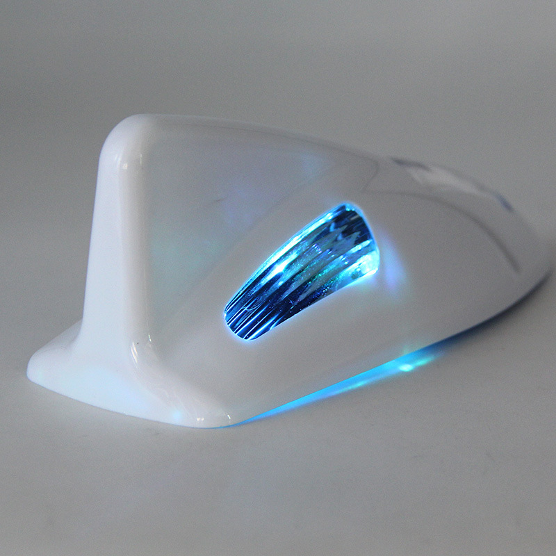 Autosolarna antena s oblikom shark-fin i dvostrukim svjetlom na krovu - upozoravajuće svjetlo, universalna kompatibilnost, montaža ljepilom, 3V/0,2A