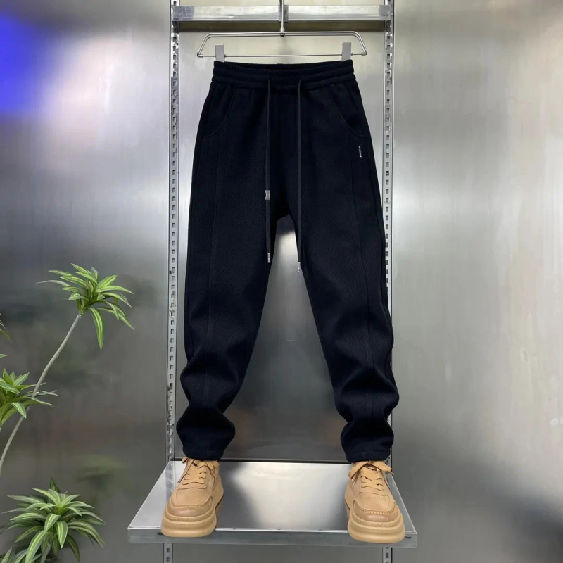 Férfi sportos, lazább nadrág fleece béléssel, pamut-poliészter keverék, 91–95% poliészter, középmagas derék, fűzővel záródó, mikro-elasztikusság