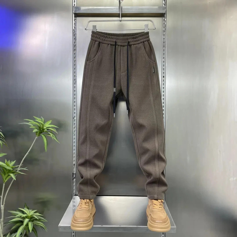 Férfi sportos, lazább nadrág fleece béléssel, pamut-poliészter keverék, 91–95% poliészter, középmagas derék, fűzővel záródó, mikro-elasztikusság