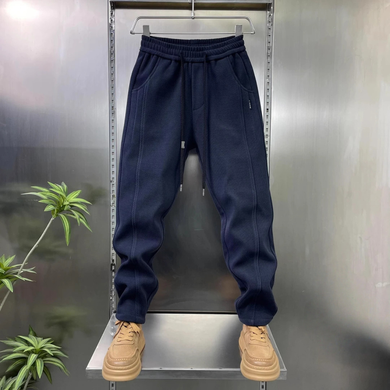 Férfi sportos, lazább nadrág fleece béléssel, pamut-poliészter keverék, 91–95% poliészter, középmagas derék, fűzővel záródó, mikro-elasztikusság