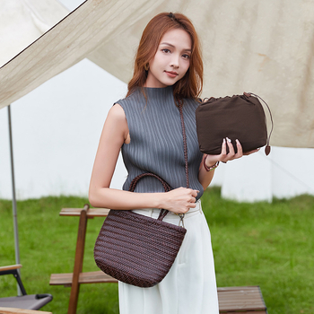 Kožna pletena crossbody torba, horizontalnog kvadratnog oblika, zatvaranje vrpnom, unutarnji džepovi sa zipom i džep za telefon