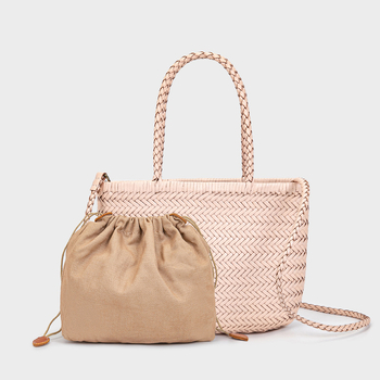 Kožna pletena crossbody torba, horizontalnog kvadratnog oblika, zatvaranje vrpnom, unutarnji džepovi sa zipom i džep za telefon