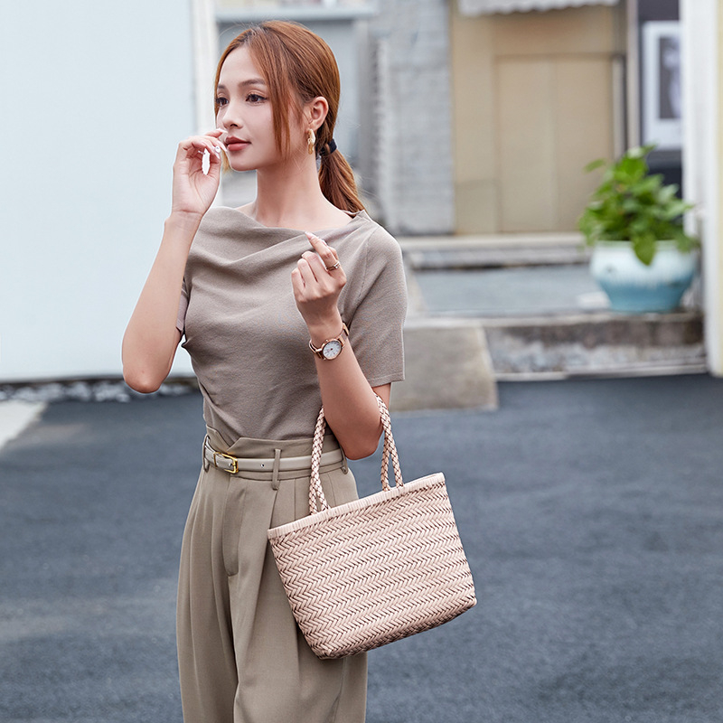 Kožna pletena crossbody torba, horizontalnog kvadratnog oblika, zatvaranje vrpnom, unutarnji džepovi sa zipom i džep za telefon