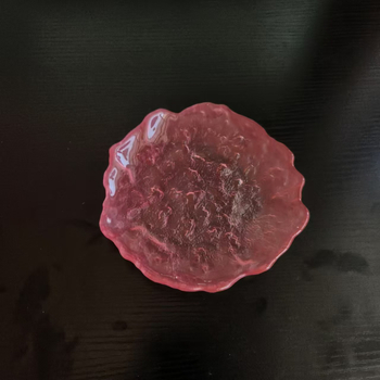 Розова асиметрична стъклена чиния за десерт - кръгла, градиентен дизайн, модерен минималистичен стил, стъкло