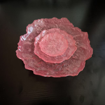 Розова асиметрична стъклена чиния за десерт - кръгла, градиентен дизайн, модерен минималистичен стил, стъкло