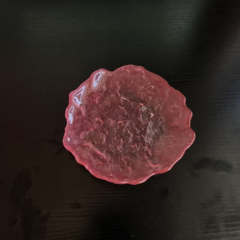 Розова асиметрична стъклена чиния за десерт - кръгла, градиентен дизайн, модерен минималистичен стил, стъкло