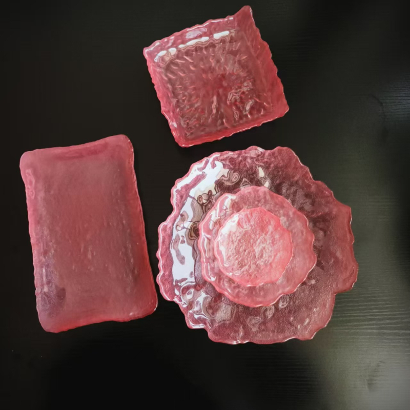 Розова асиметрична стъклена чиния за десерт - кръгла, градиентен дизайн, модерен минималистичен стил, стъкло