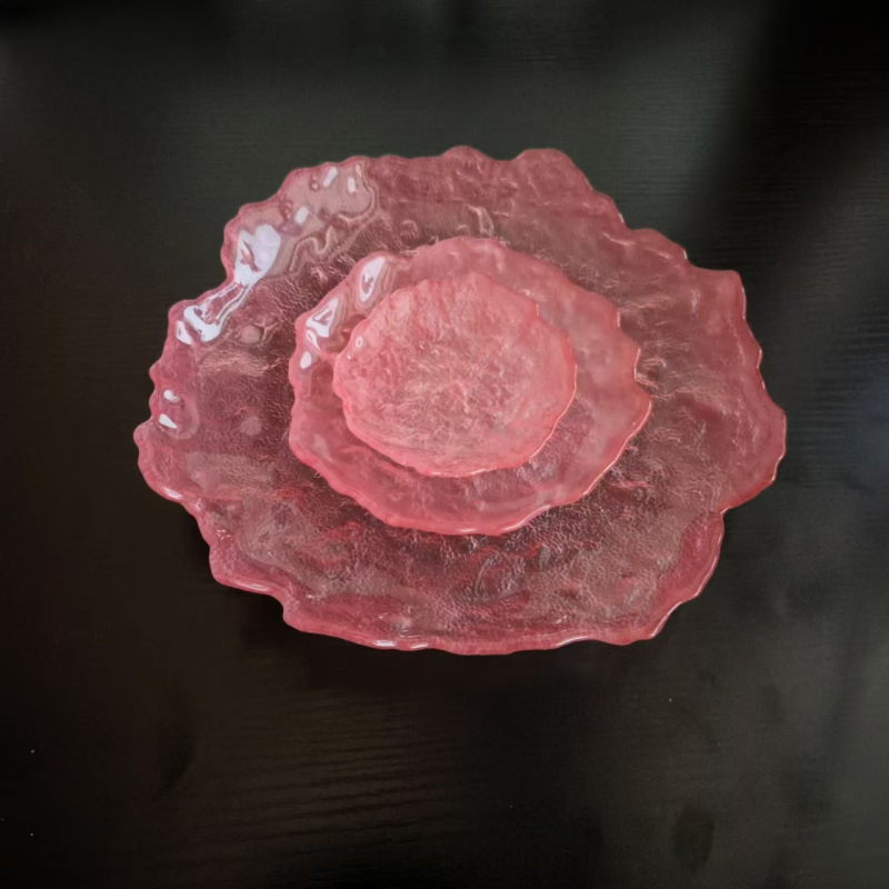 Розова асиметрична стъклена чиния за десерт - кръгла, градиентен дизайн, модерен минималистичен стил, стъкло