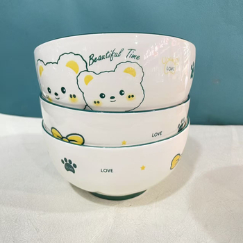 Porcelán étkészlet: tálak, tányérok és lapok aranyos medve motívummal, underglaze színnel, mikrohullámú sütőben is használható, kerek formájú