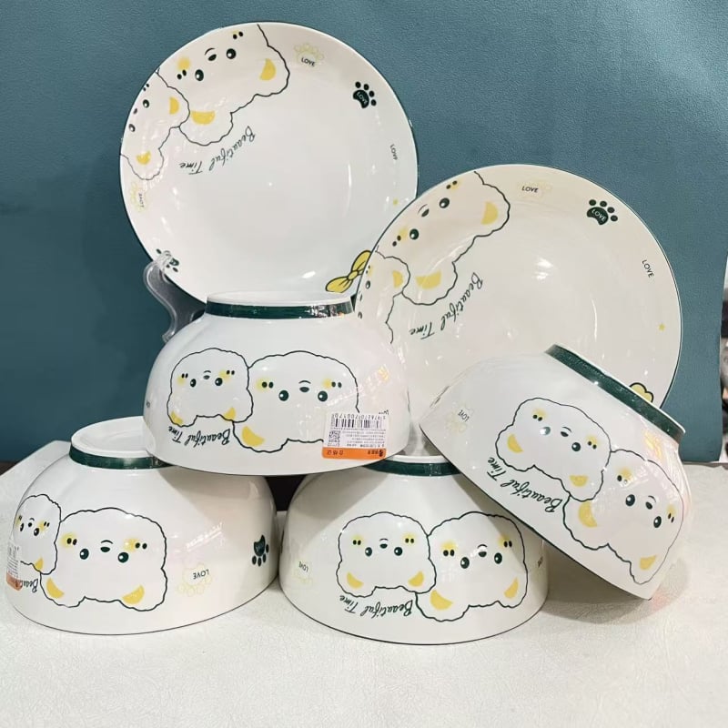 Porcelán étkészlet: tálak, tányérok és lapok aranyos medve motívummal, underglaze színnel, mikrohullámú sütőben is használható, kerek formájú