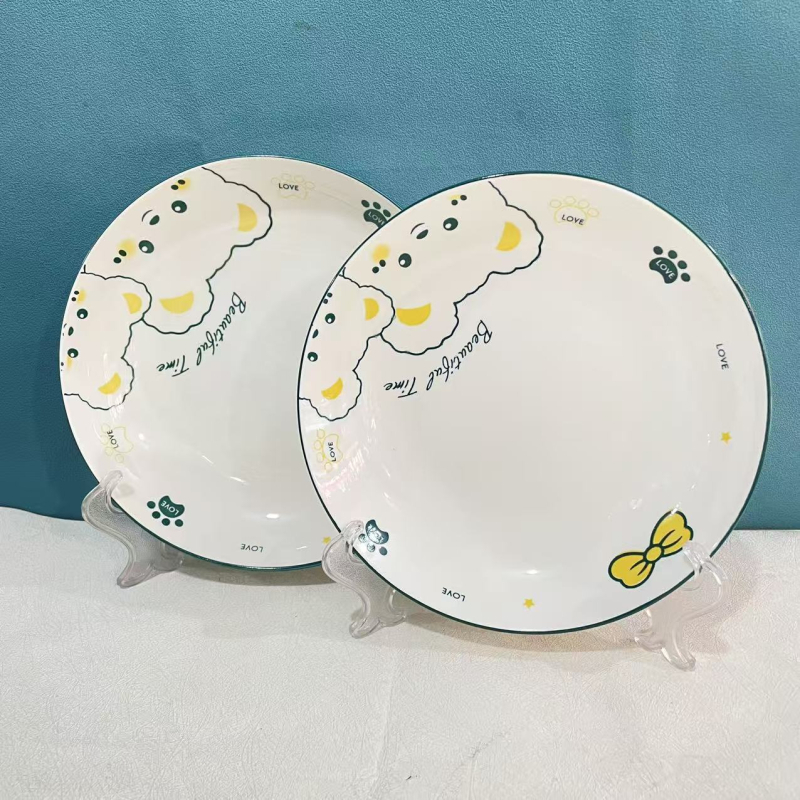 Porcelán étkészlet: tálak, tányérok és lapok aranyos medve motívummal, underglaze színnel, mikrohullámú sütőben is használható, kerek formájú