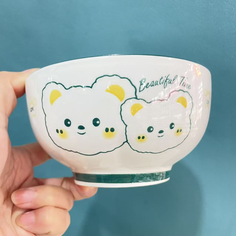 Porcelán étkészlet: tálak, tányérok és lapok aranyos medve motívummal, underglaze színnel, mikrohullámú sütőben is használható, kerek formájú