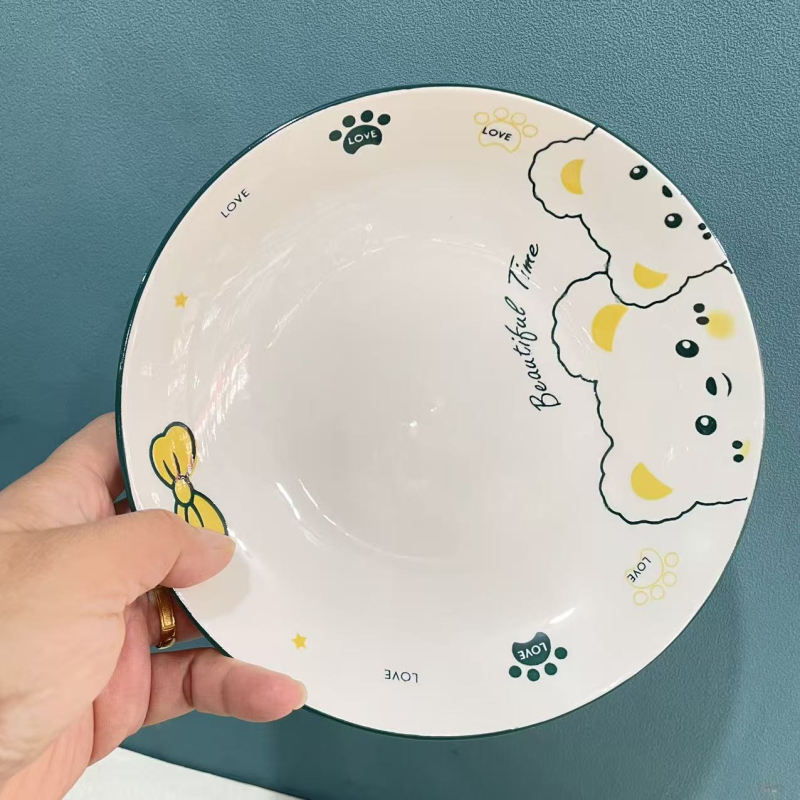 Porcelán étkészlet: tálak, tányérok és lapok aranyos medve motívummal, underglaze színnel, mikrohullámú sütőben is használható, kerek formájú