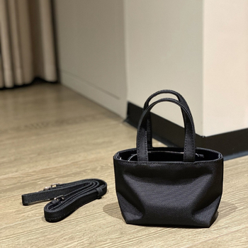 Tote táska kanna formájú, Oxford anyagból, betűrelief, cipzáras nyitás, poliészter bélés